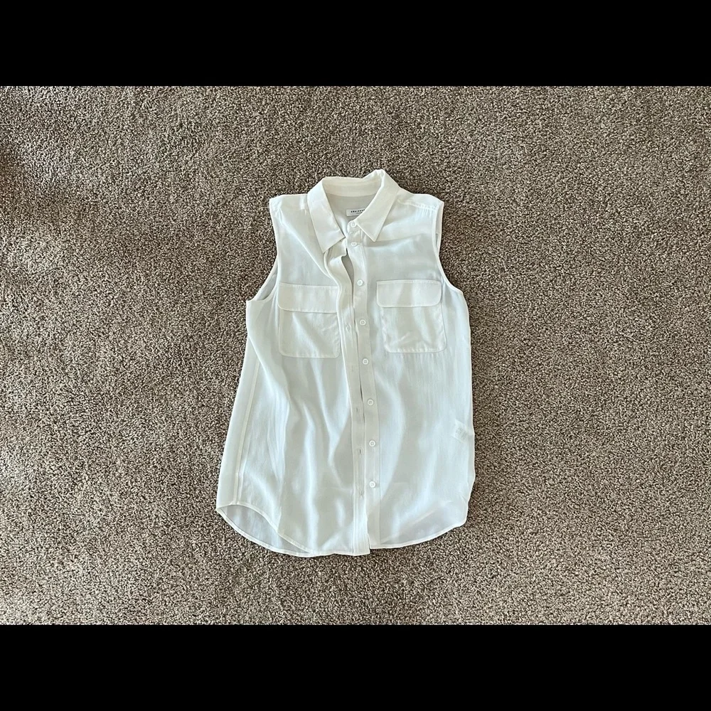 Equipment slim signature sleeveless silk shirt